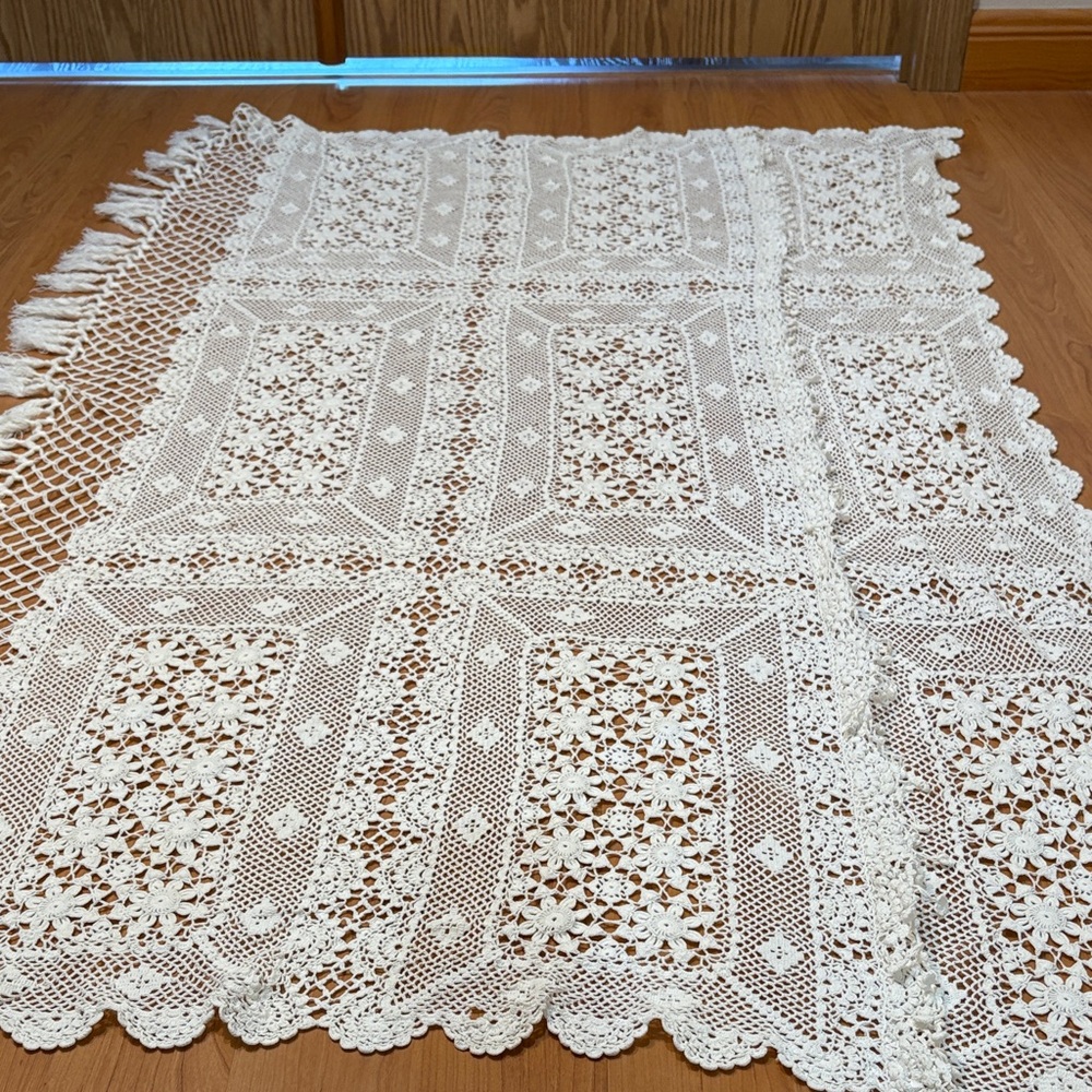 Vintage Elegant White Lace Tablecloth
